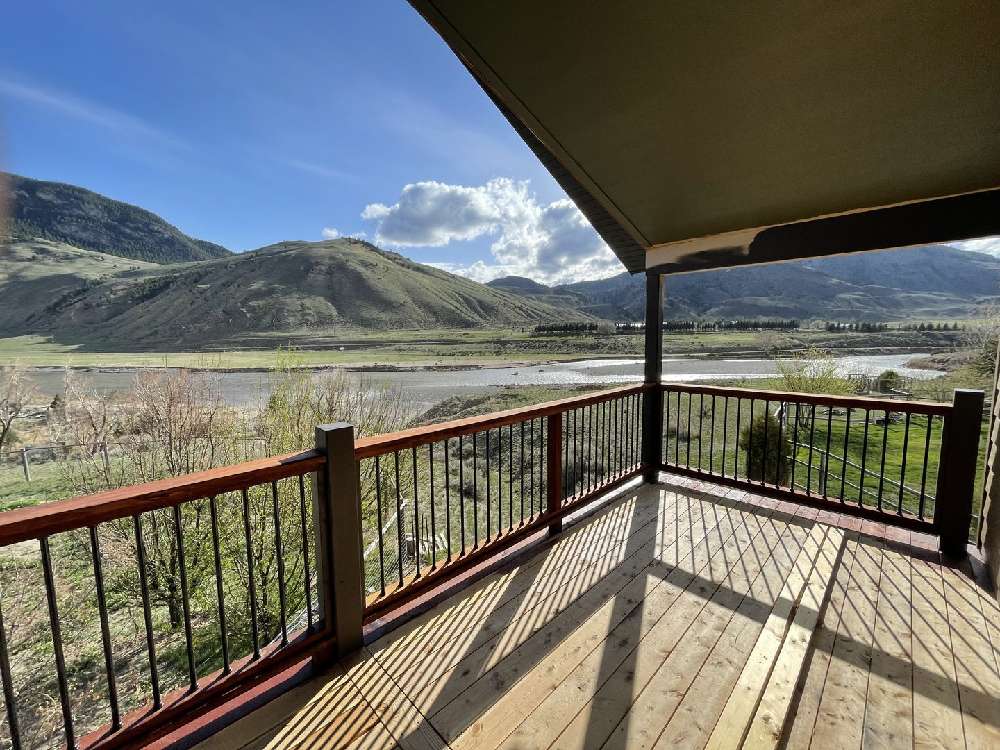 Beautiful baluster mountain range in the background using snap'n lock balusters